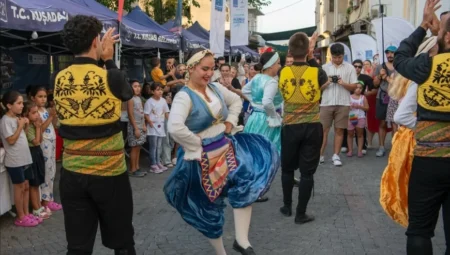 Kuşadası’nda 4’üncü ‘Hatırlayan Mahalle Günleri’ başladı, kortej ve yöresel lezzetler ilgi gördü