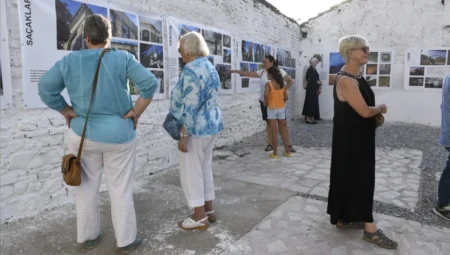 Kuşadası’nda 4’üncü ‘Hatırlayan Mahalle Günleri’ kortej yürüyüşüyle başladı, yöresel tatlar ve etkinlikler ilgi gördü