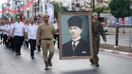 Kemalpaşa’nın düşman işgalinden kurtuluşunun 103’üncü yılı kortej yürüyüşü ve resmi törenlerle kutlandı
