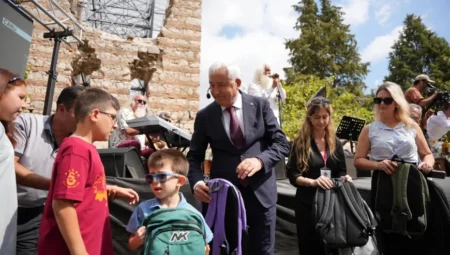 Kemalpaşa Belediyesi öğrencileri sevindirdi, okul çantası ve kırtasiye setleri dağıtıldı