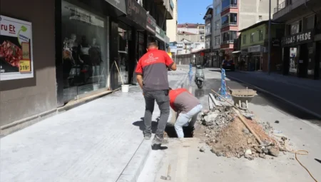 Ünye’nin en işlek caddesi Saray Caddesi’nde kaldırımlar yenileniyor
