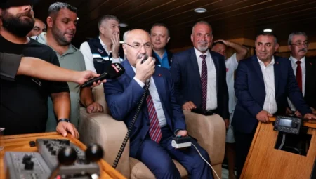 Vali Yavuz Selim Köşger: “Karataş Akdeniz’in en büyük balıkçı filosuna sahip limanıdır”