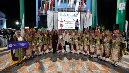 Fethiye’de Uluslararası Halk Oyunları Festivali kültür ve dostluğu buluşturdu